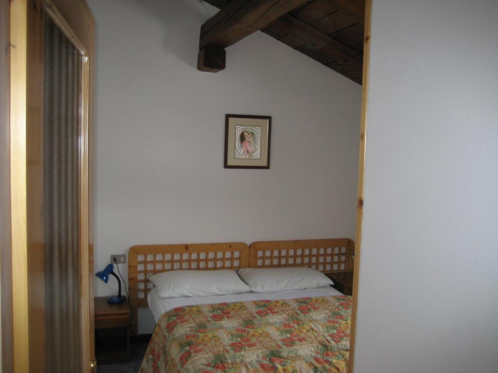 Casa Martini Appartement Mezzana  Kamer foto